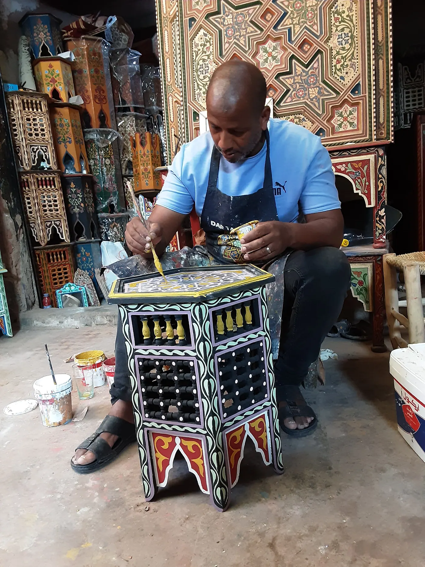 Artisan de Dar Tazouaqt travaillant le tazouaqt