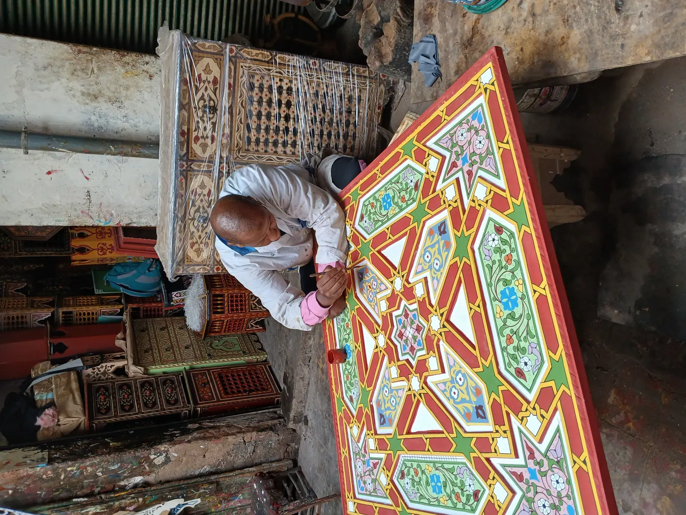 Artisan travaillant une pièce de tazouaqt à Marrakech
