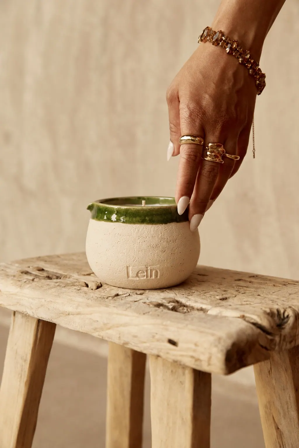 Objet Lein tenu dans une main